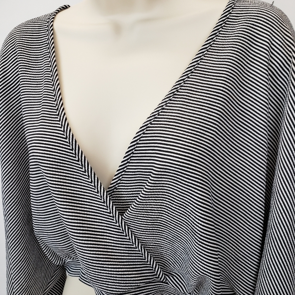 Audrey 3+1 bubble sleeve crop top - Picture 2 of 10